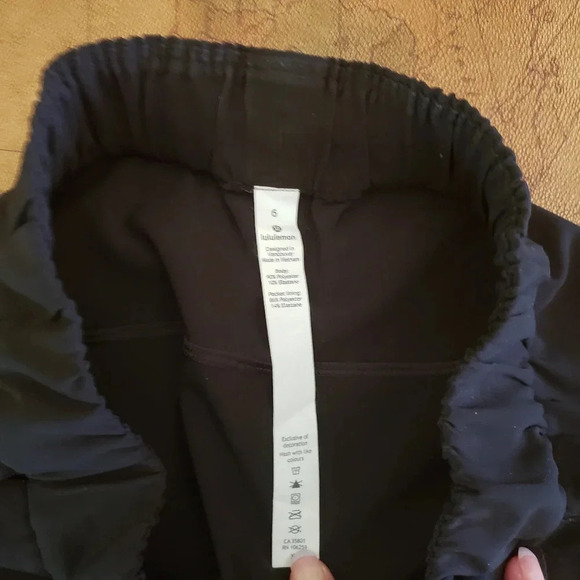 LULULEMON On The Fly Skirt, black, size 6 - Picture 5 of 6